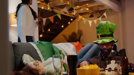 Gruppe-Von-Freunden,-Die-Sich-Zu-Hause-Oder-In-Der-Bar-Mit-Irischen-Neuheiten-Und-Requisiten-Verkleiden-Und-Auf-Der-St.-Patrick&#39;s-Day-Party-1-Feiern